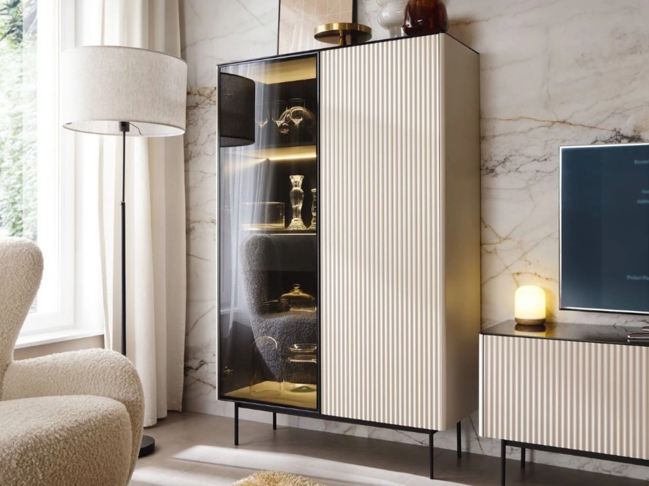 Standvitrine mit einer Glastür, LED-Beleuchtung und Schublade für das Wohnzimmer Auroé Kaschmir