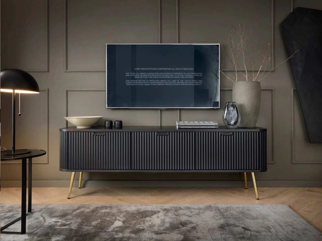 TV-Lowboard mit Türen Viva Schwarz auf Goldenen Beinen