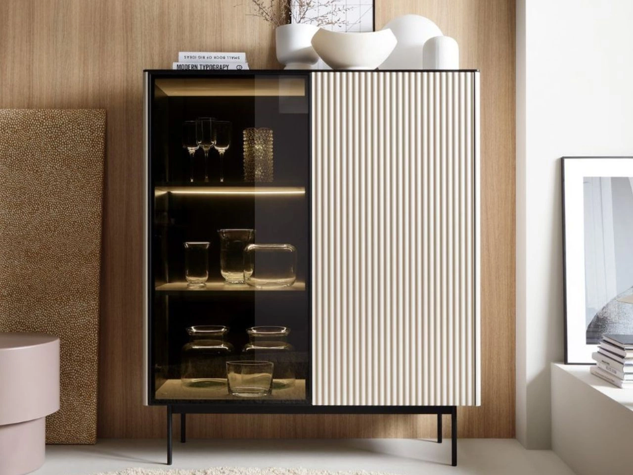 Standvitrine mit einer Glastür, LED-Beleuchtung für das Wohnzimmer Auroé Kaschmir