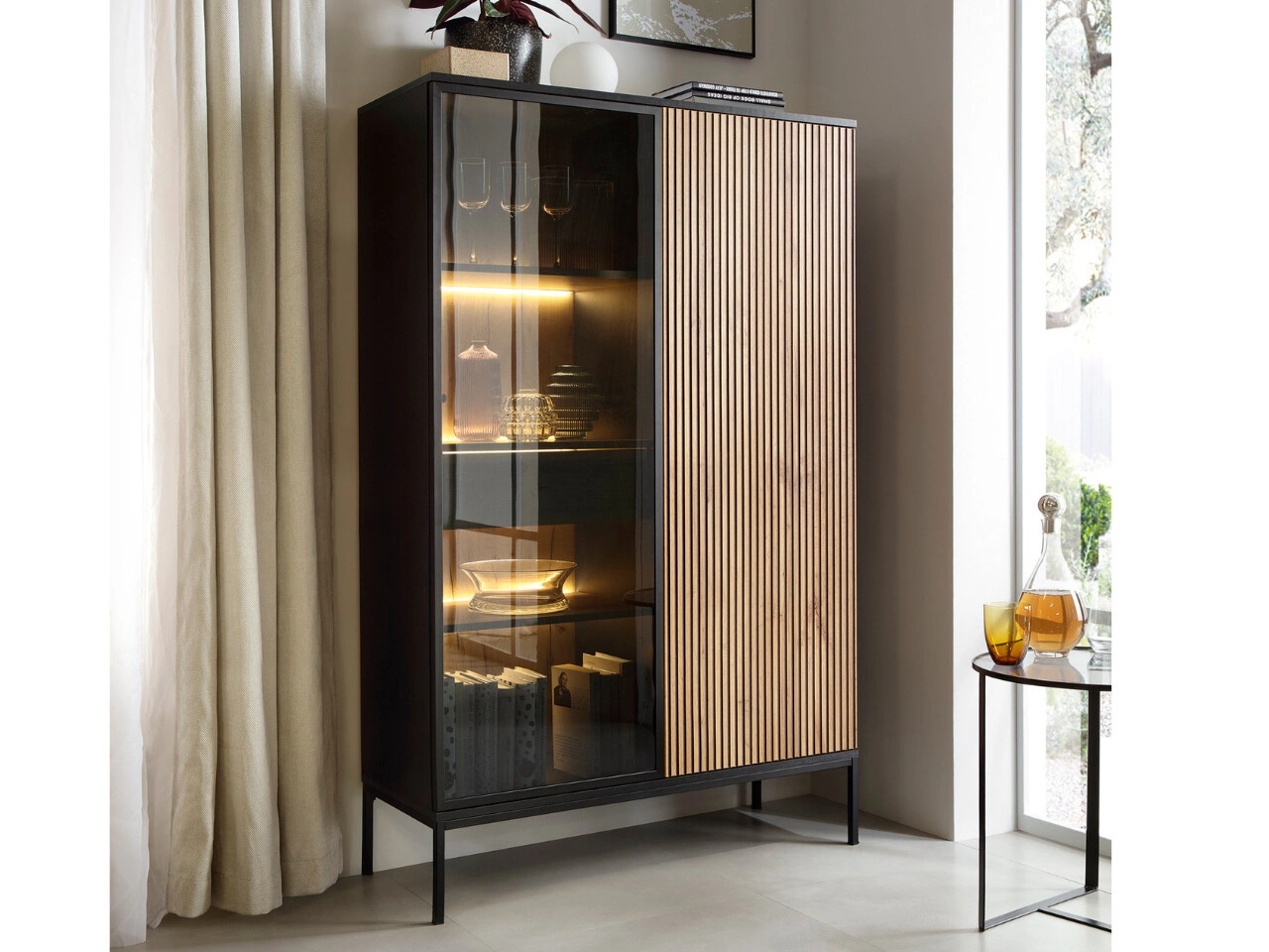 Vitrinenschrank mit Led Deo 166 cm Schwarz, EIche Wotan
